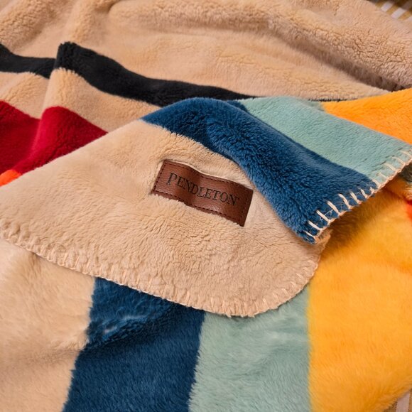 NWT Pendleton Plush Mount Foraker Throw - Picture 4 of 7